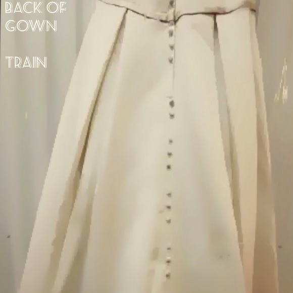 Gorgeous Wedding/Ball GOWN with a Train - Picture 6 of 8